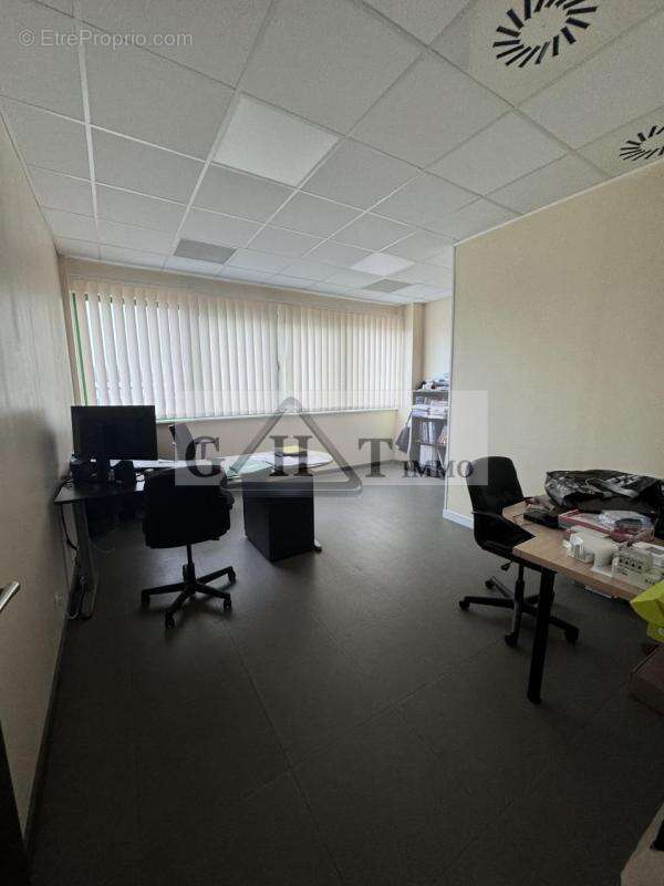 Commerce à SAVIGNY-LE-TEMPLE