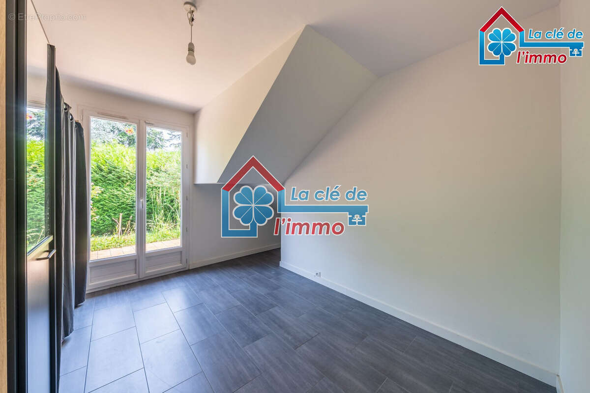 Maison 263 m² à Saint-Sauveur-Sur-Ecole  - photo 7