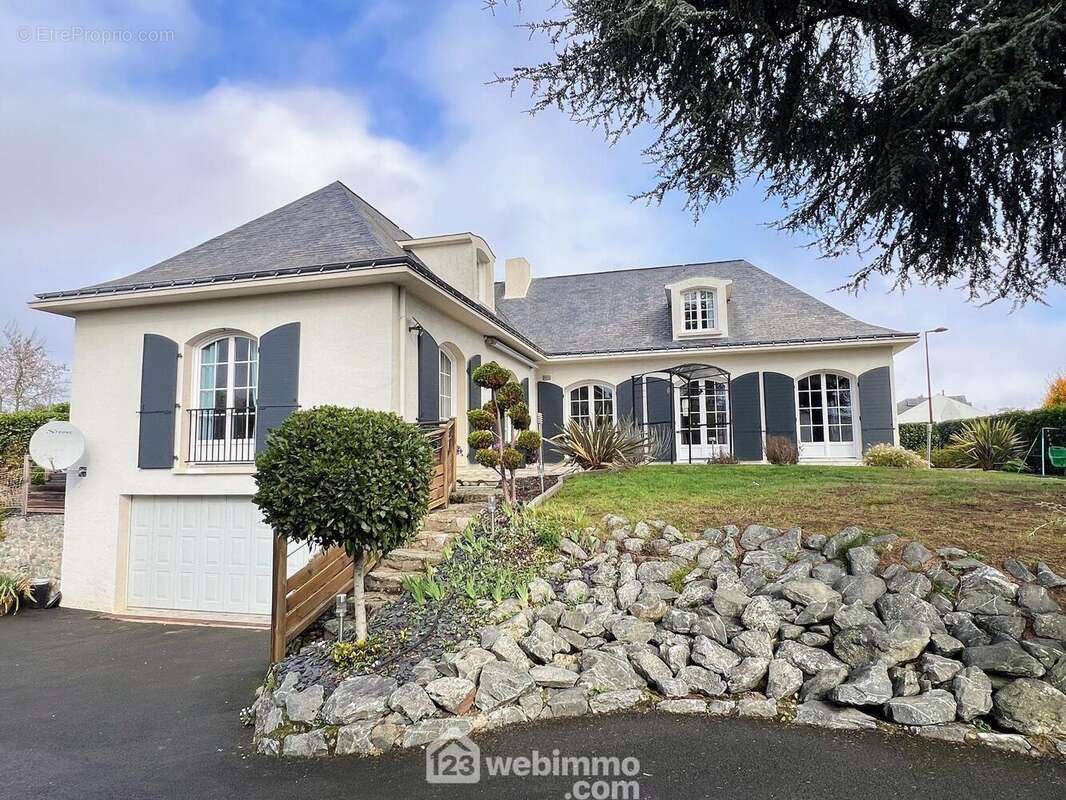 Charmante maison de 185 m² avec 3 grandes chambres sur sous-sol. - Maison à CHALONNES-SUR-LOIRE