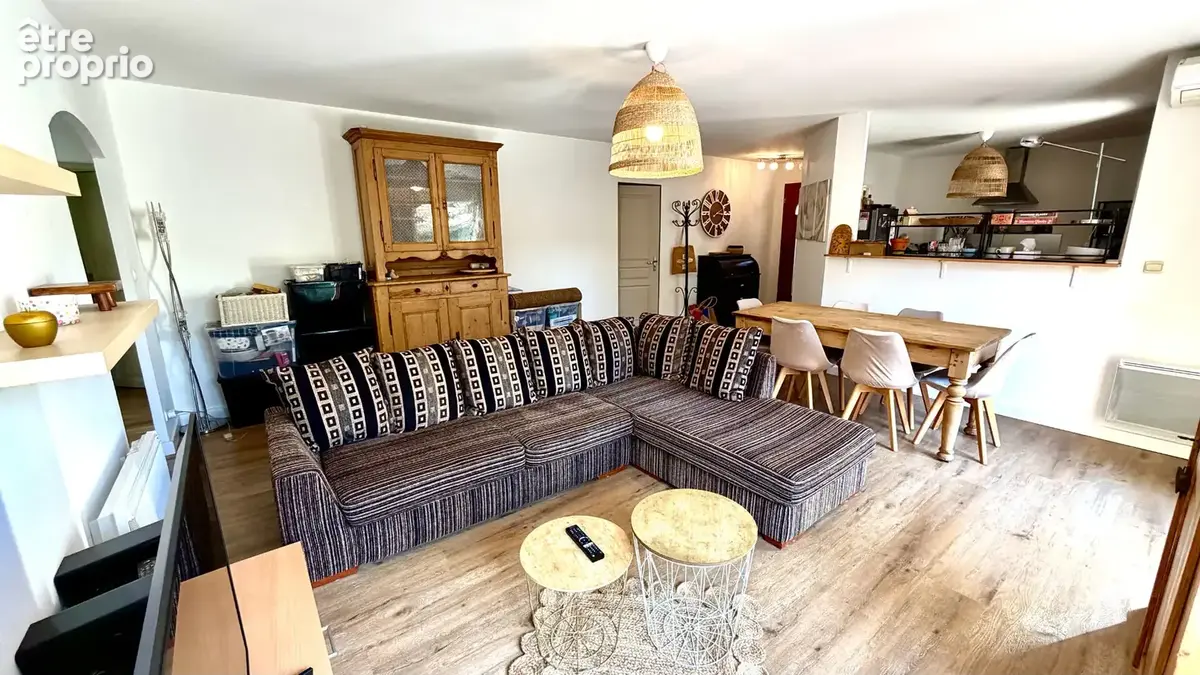 Villa de plain pied sur 442 m² de terrain, clos, arboré et paysagé. - photo 8