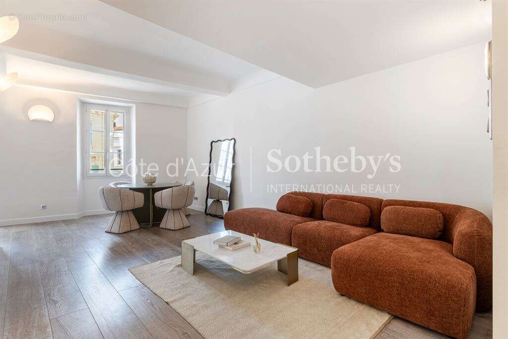 Appartement 3 pièces à vendre dans le Carré d'Or de Nice, Place Magenta - photo 2
