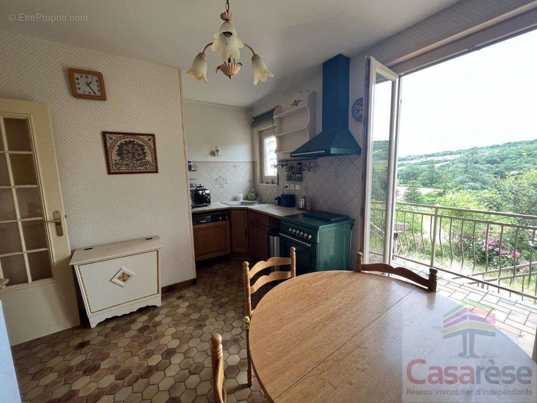 Maison 140 m² à Saint-Jean-De-Vaux  - photo 5