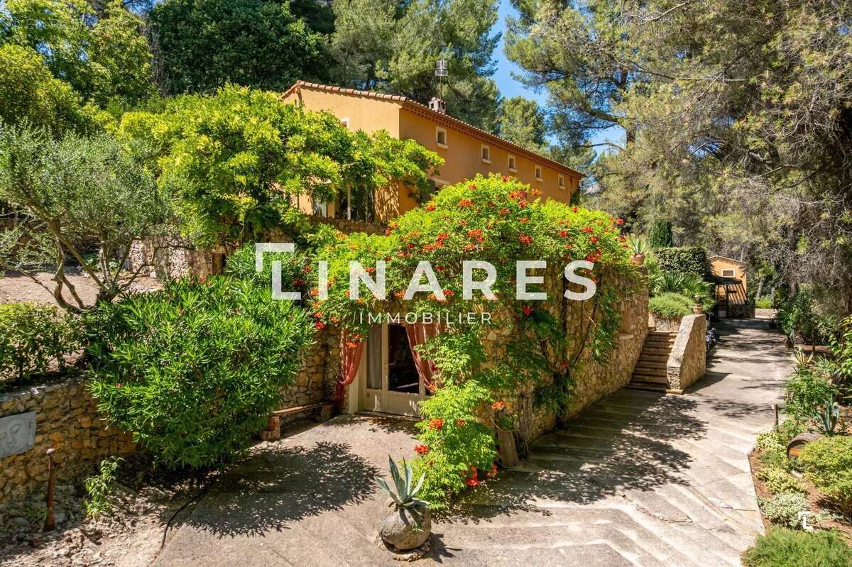 LE DOMAINE PROVENÇAL - Villa T6 de 287m² dont deux dépendances de 26m² - Piscine - Terrain de 6900m²  - 13011 EOURES - photo 30