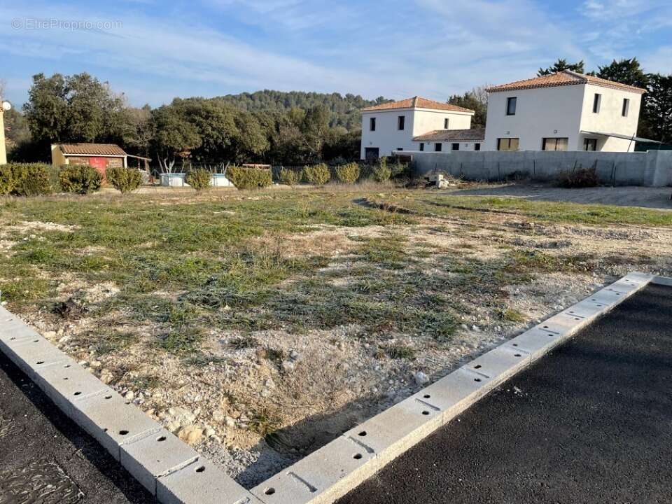 Terrain 600 m² à Pertuis  - photo 2