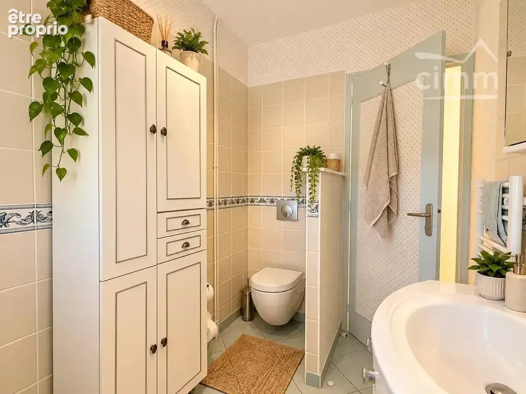 À Vineuil, à seulement 5 minutes de Blois, une maison familiale où espace, confort et proximité des commerces se conjuguent au q - photo 11