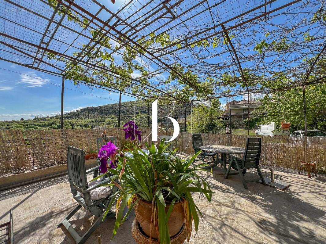 Maison à SAINT-SAUVEUR-DE-CRUZIERES