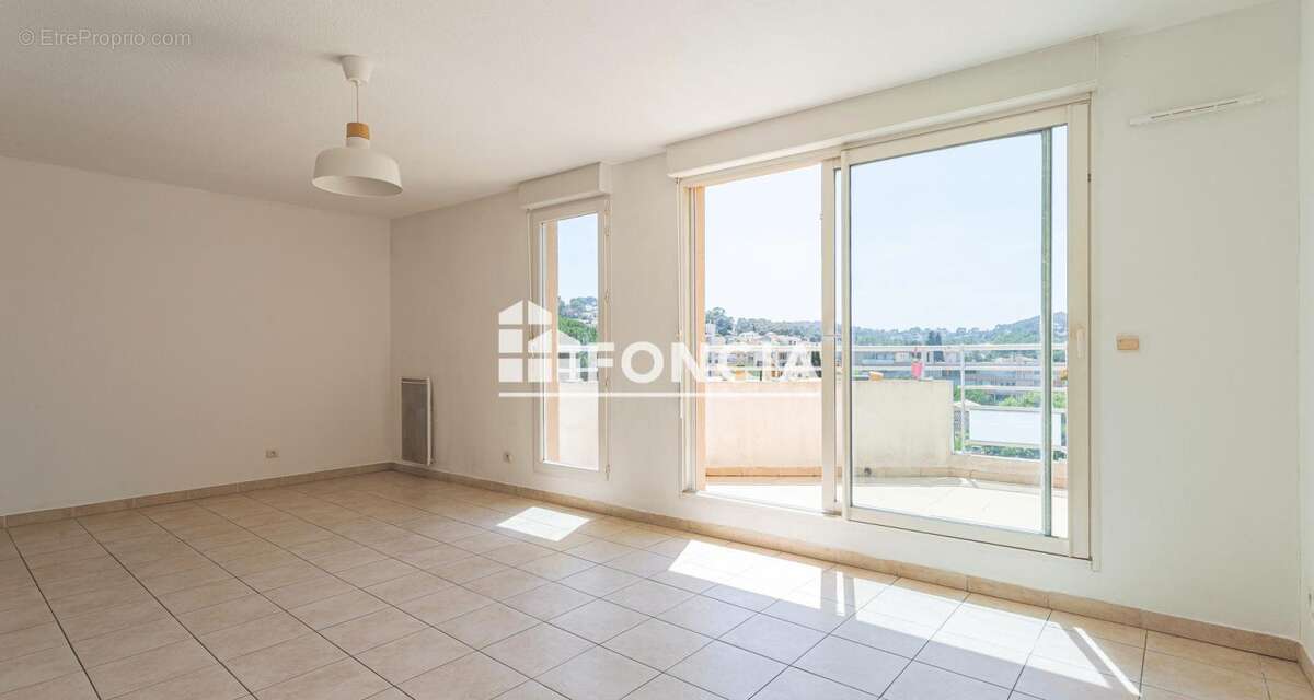  LIMITE PORTE MARINE – Superbe T2 au dernier étage avec grande terrasse, vue dégagée et garage XXL !  - photo 5