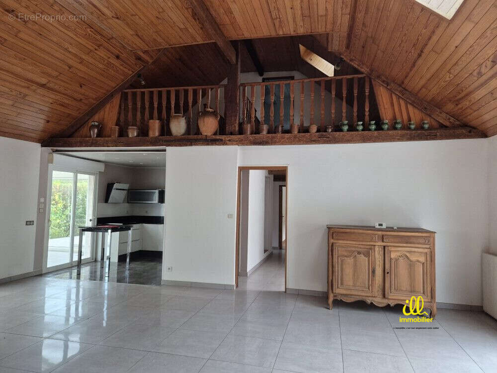 Mezzanine bureau ou coin lecture - Maison à ELAN