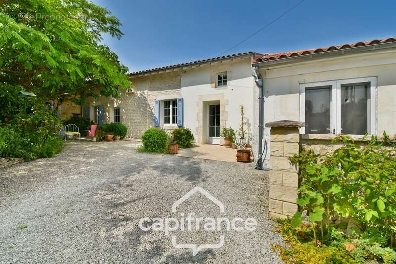 Maison à COURCELLES