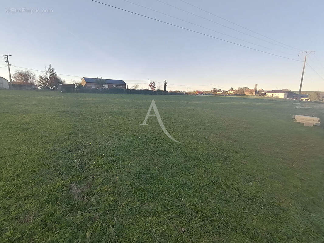 Terrain à MIRANDOL-BOURGNOUNAC