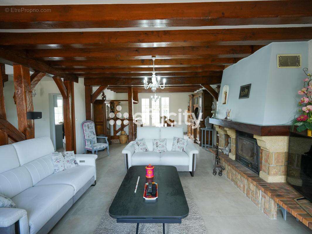 Maison à SAINT-PRYVE-SAINT-MESMIN