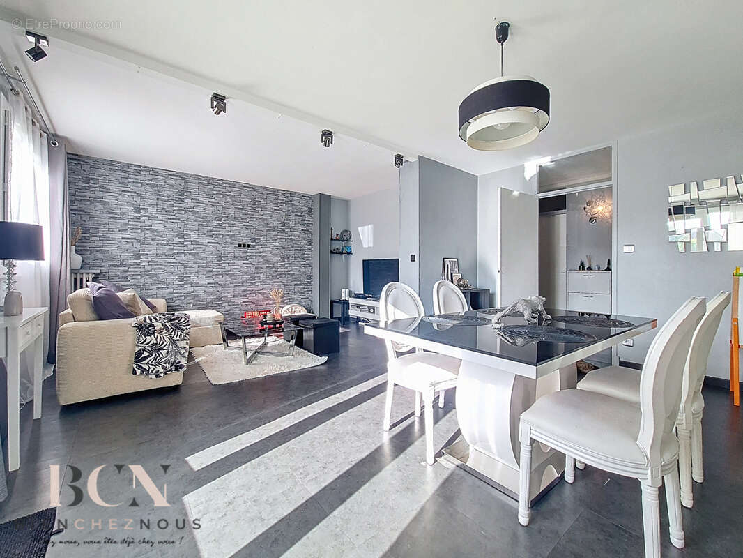 Appartement à EZANVILLE