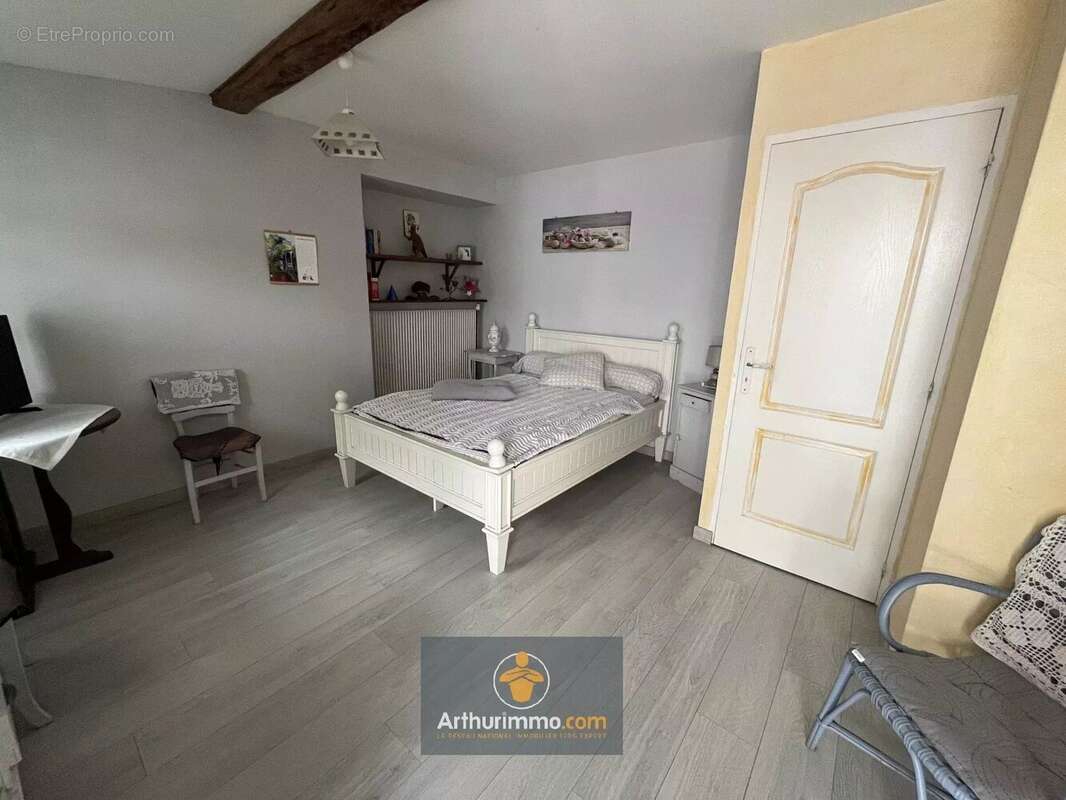 Maison à SAINT-CYR-DU-DORET