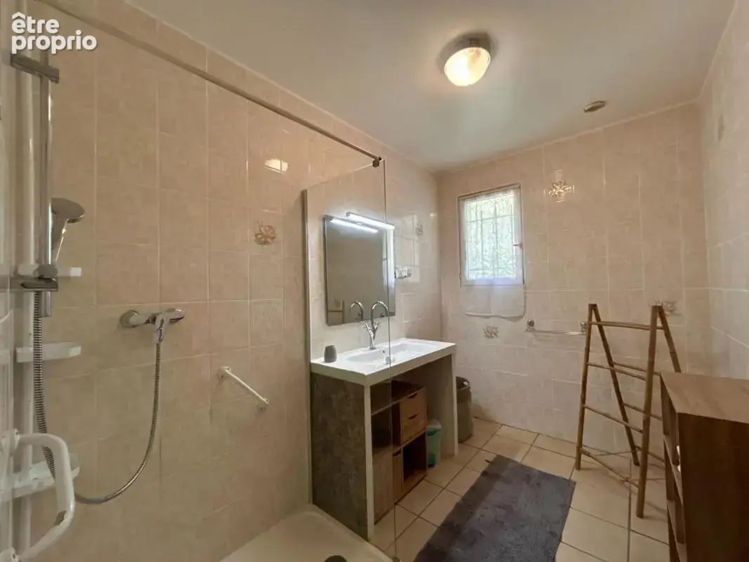 A vendre, maison familiale de plain-pied de 181 m² a Mensignac 24350 - photo 7