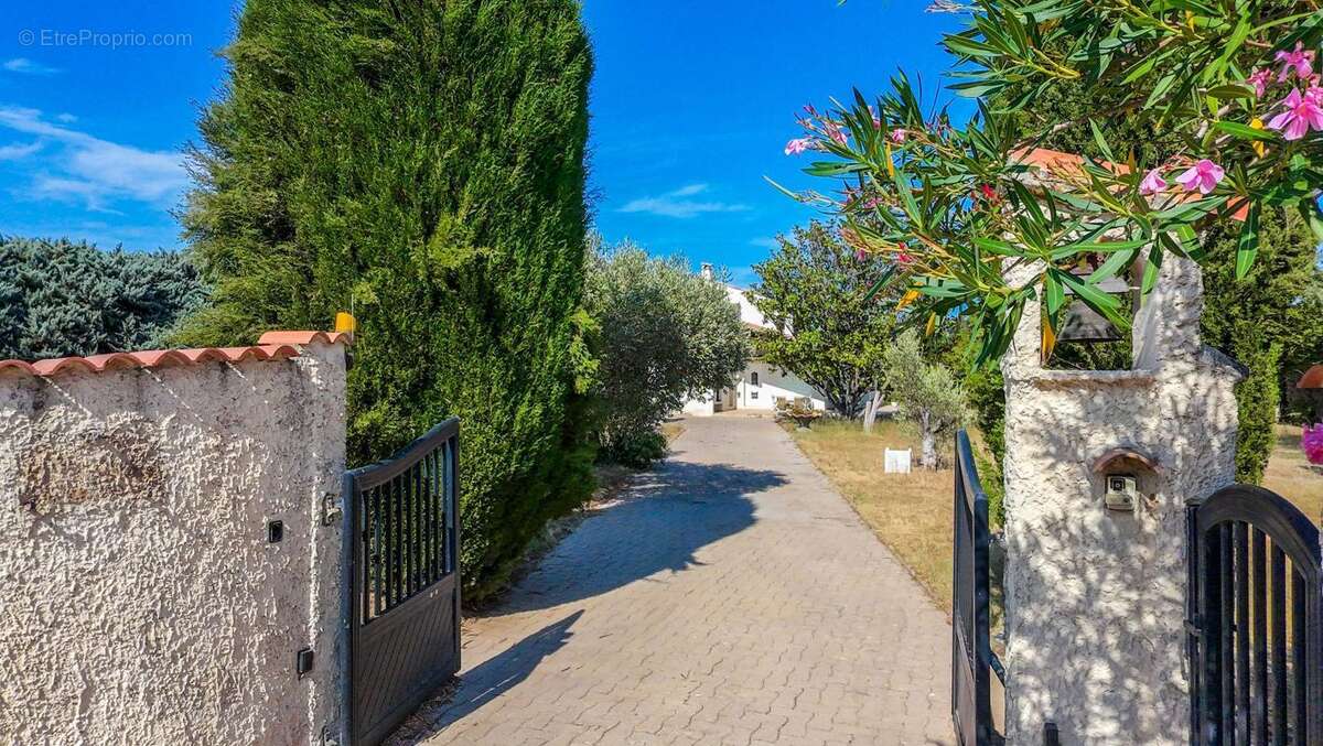 Maison 105 m² — Terrain constructible 2400 m² — Domazan, limite directe Rochefort du Gard - photo 4