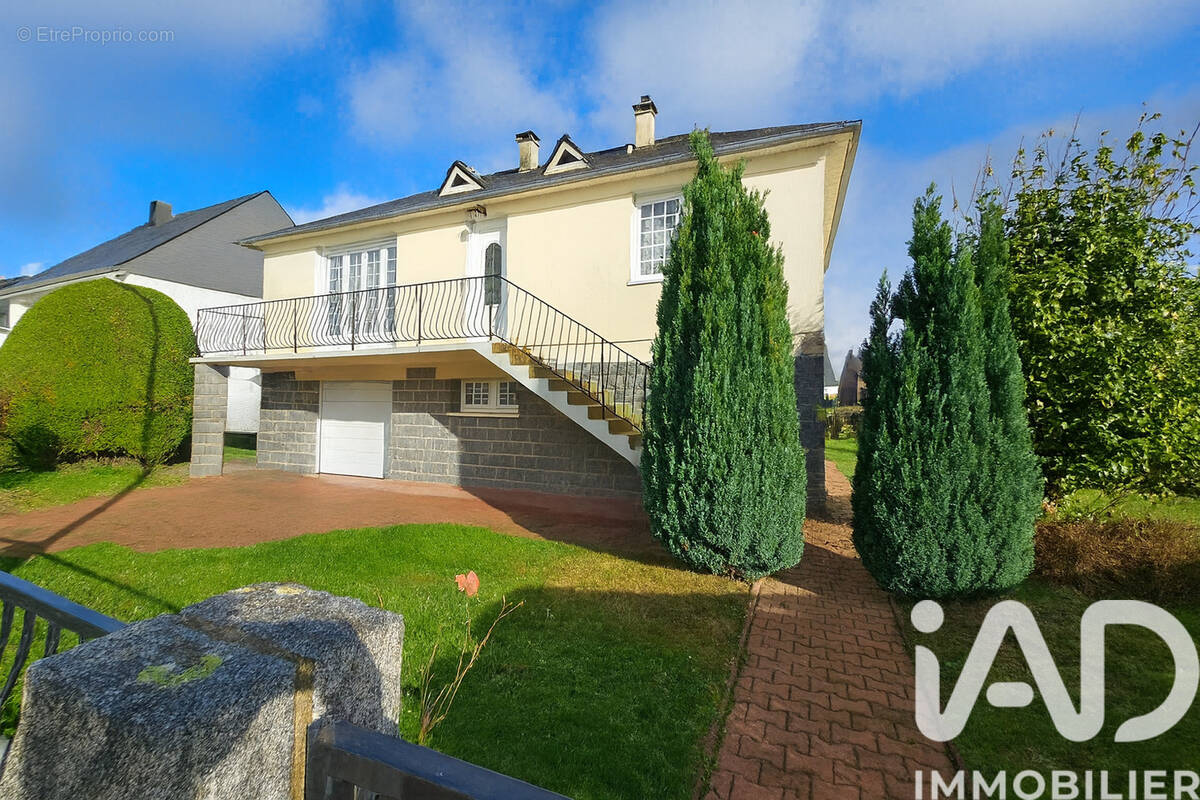 Photo 1 - Maison à SAINT-MEEN-LE-GRAND