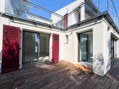 Appartement à ROQUEBRUNE-SUR-ARGENS