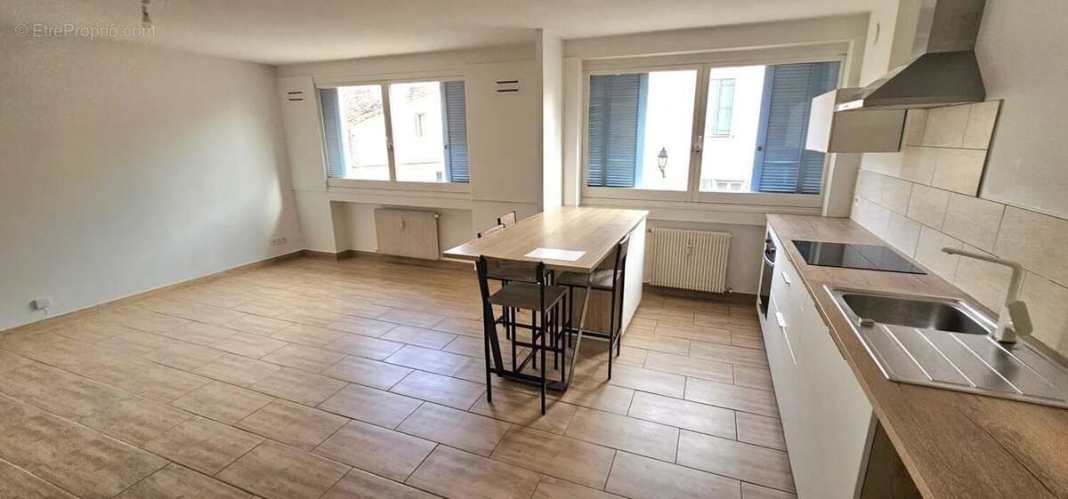 Appartement à SOLLIES-PONT