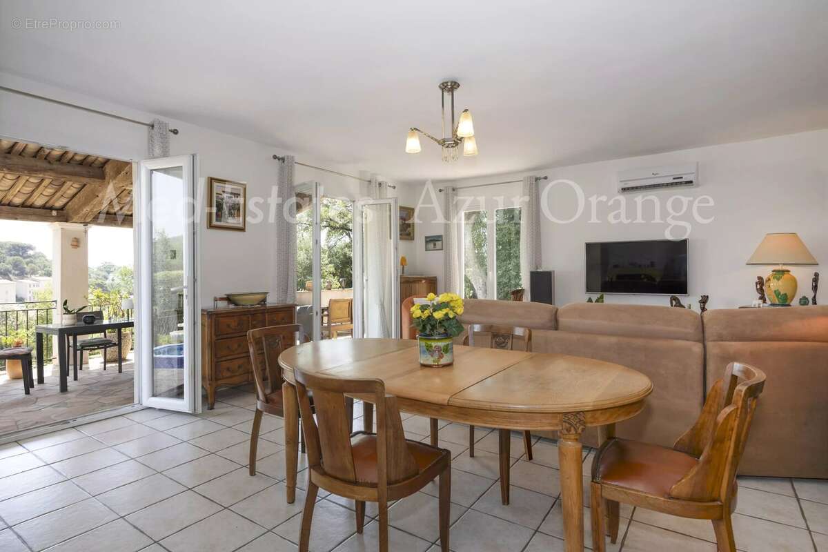 Maison - 2 chambres piscinable et extension possible avec vue panoramique sur le château et village de Grimaud - photo 10