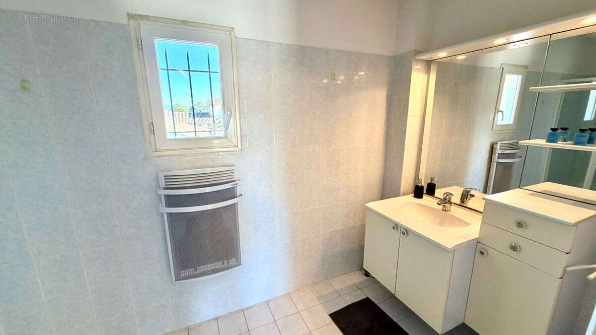 Maison à ENTRAIGUES-SUR-LA-SORGUE