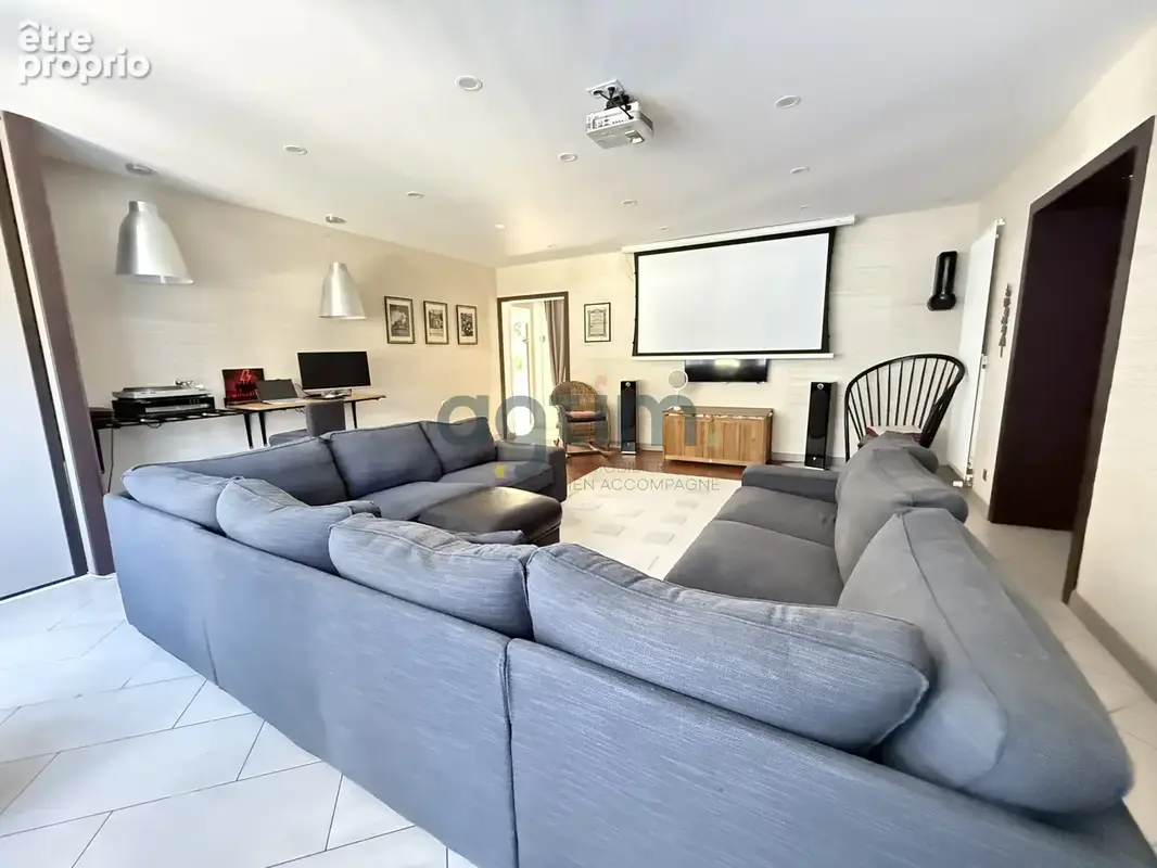 MONTAIGU-VENDEE, La Guyonnière, centre, plain pied 184m2 hab, 4 ch, salle jeux, dépendances, 800m2 terrain - photo 6