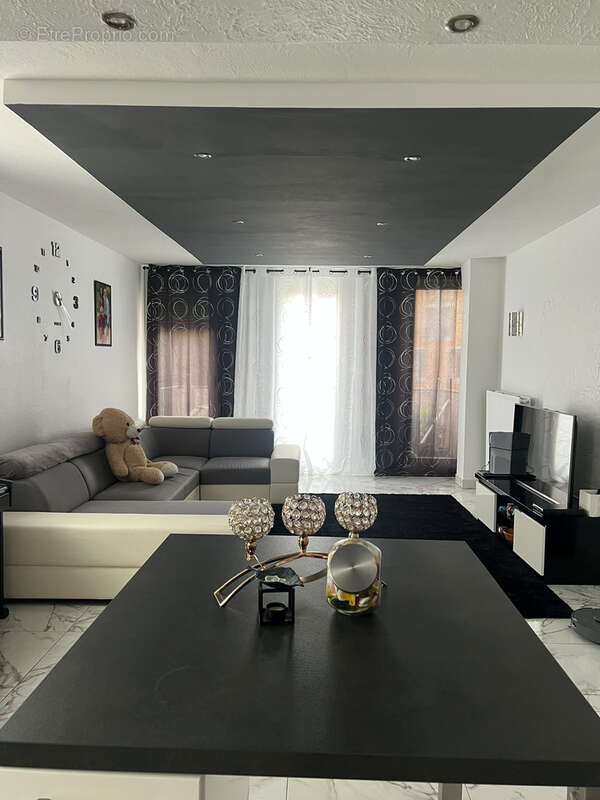 Appartement à CARROS