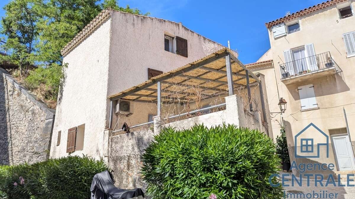 Maison à CEYRESTE