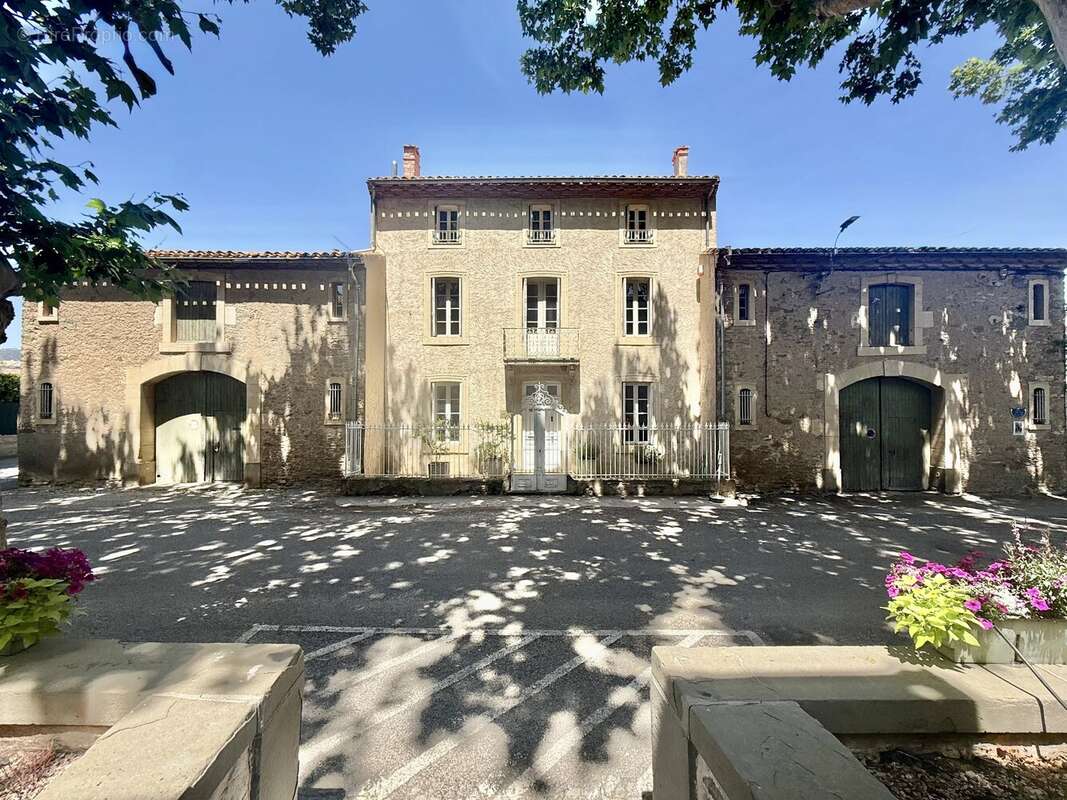 Ensemble immobilier de caractère au cœur d'un village du Minervois - photo 2