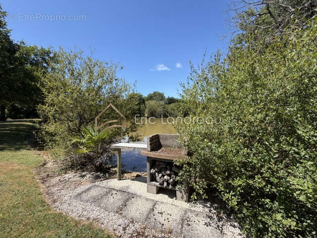 Plan d'eau avec chalet sur un terrain d'environ 5290 m2 - photo 3