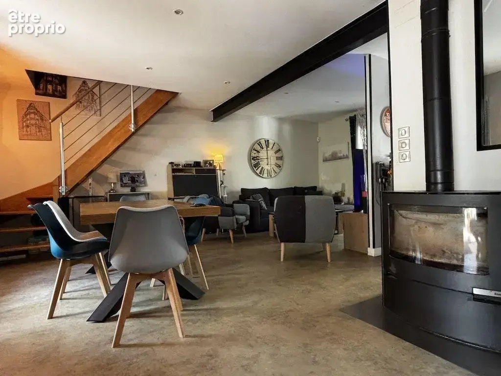 Il se compose d'un espace salle à manger confortable