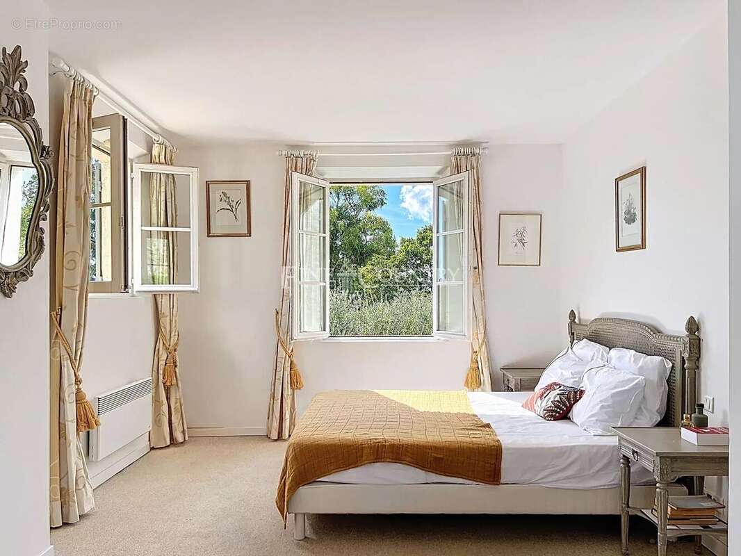 Maison à CHATEAUNEUF-GRASSE