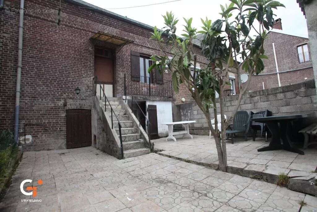 Maison 6 pièces avec cour et garage - photo 3