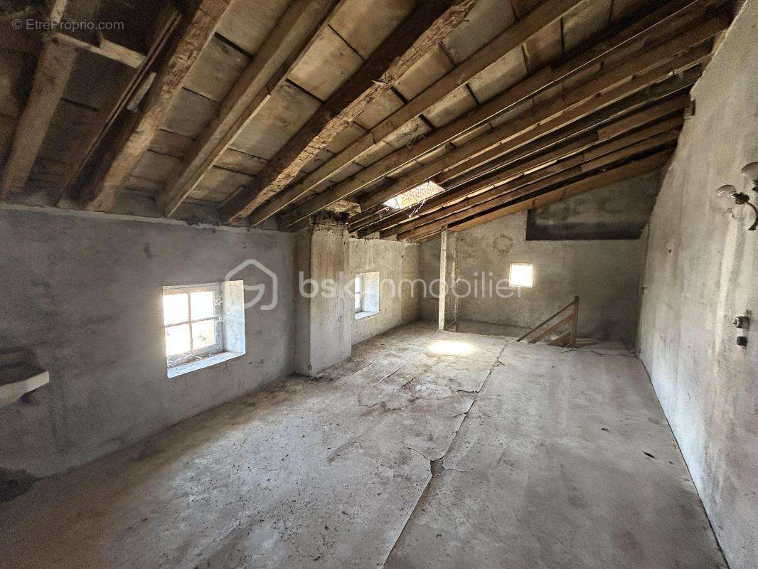 Maison à LE BREUIL-SUR-COUZE