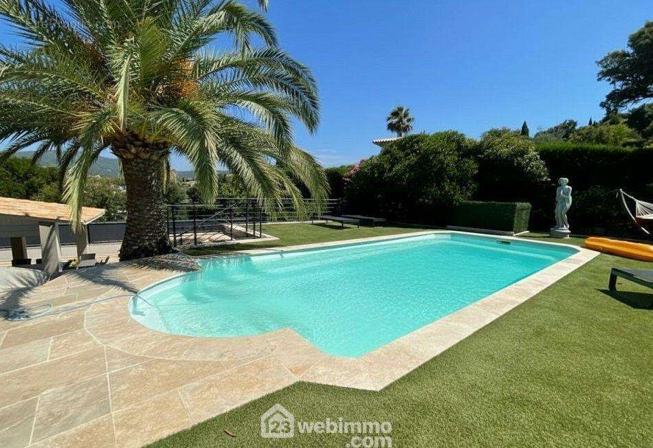 Piscine exposée plein soleil, véritable espace de détente aux beaux jours. - Maison à SAINTE-MAXIME