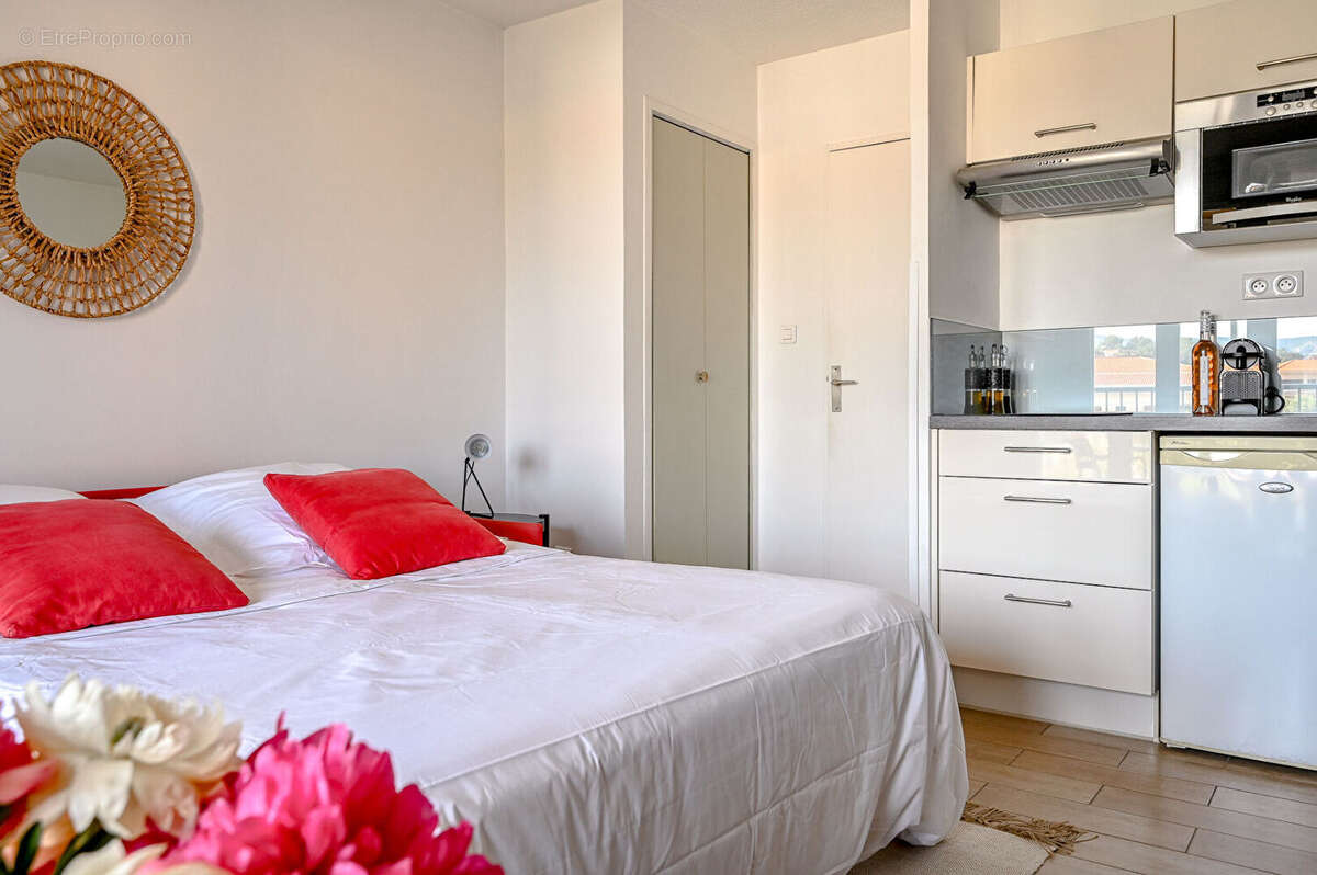 ** Proche Plage & Port ** Appartement  1 Pièce (28,05m²) ** (83430) SAINT MANDRIER SUR MER ** - photo 8
