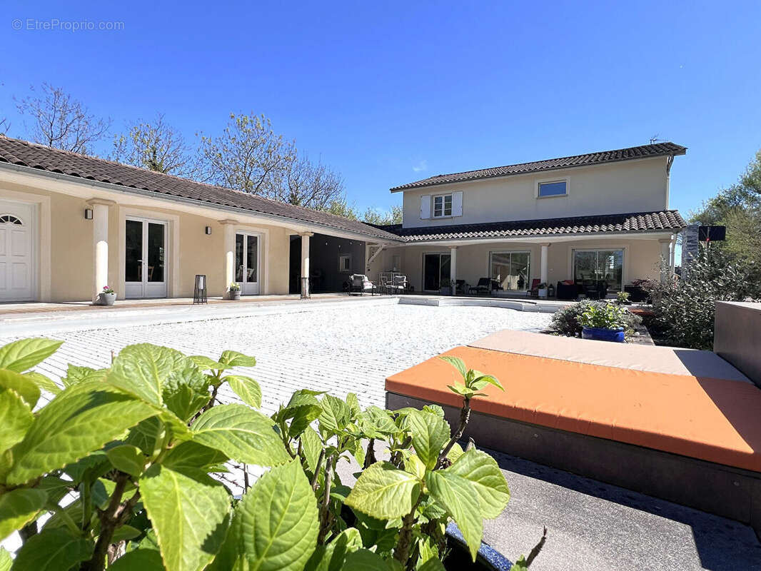 Maison à SAINT-CYR-SUR-MENTHON