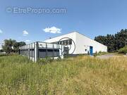 Commerce à NEUVILLE-EN-FERRAIN