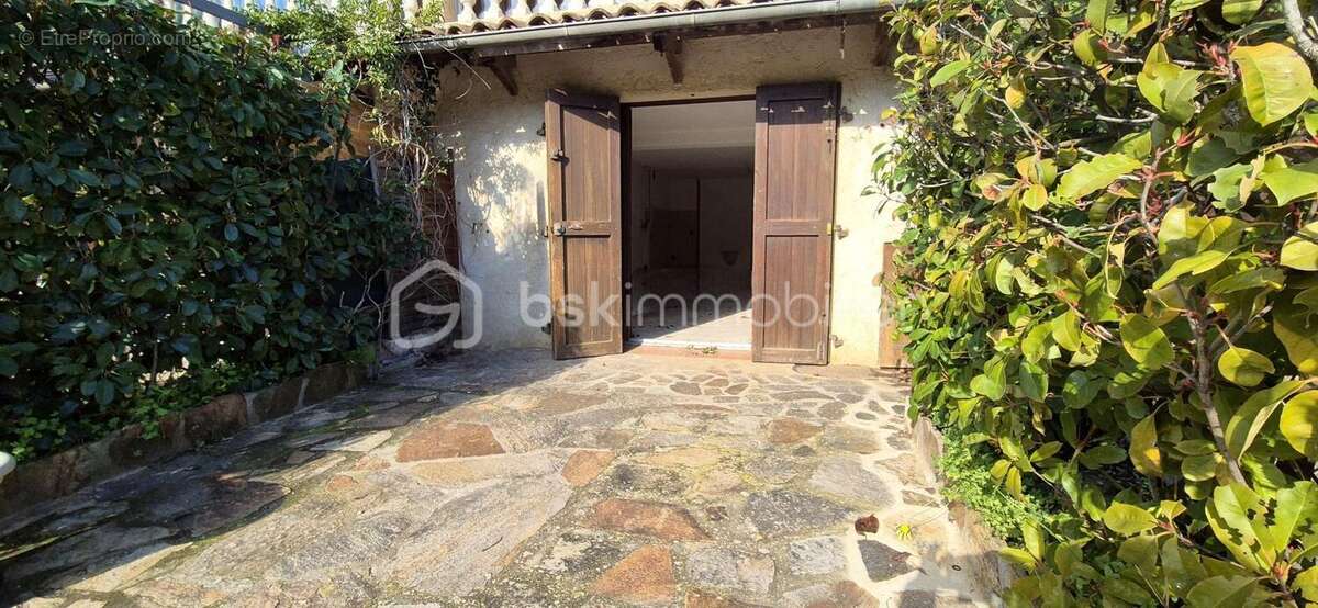 Propriete au calme--maison 410m² divisee en 5 appartements +garage-- parcelle de plus de  2000m² -zone ujn - photo 10