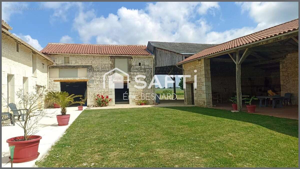 Maison 180 m² à La Roche-Rigault  - photo 2