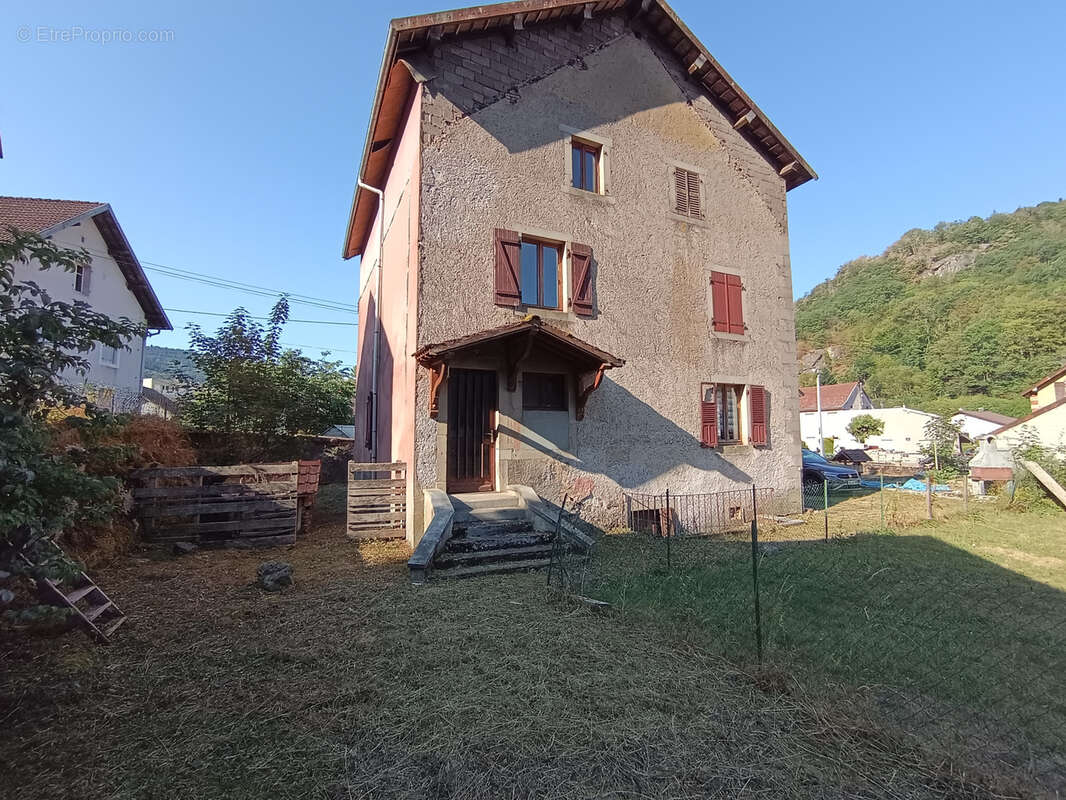 Maison avec trois appartements d'une surface de 232 m2 + une grange d'environ 40 m2 à usage d'habitaion !!! - photo 2