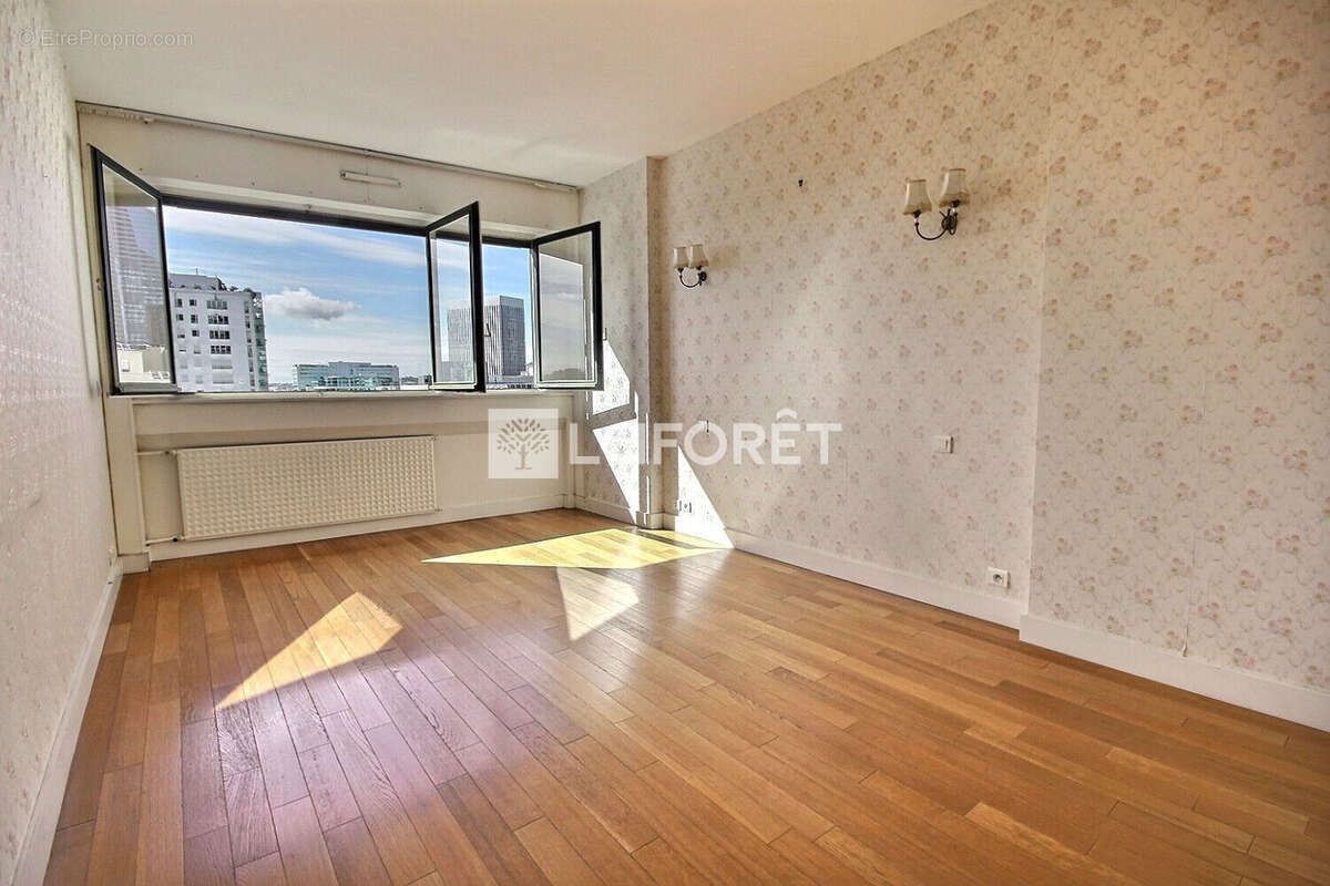 Appartement à COURBEVOIE