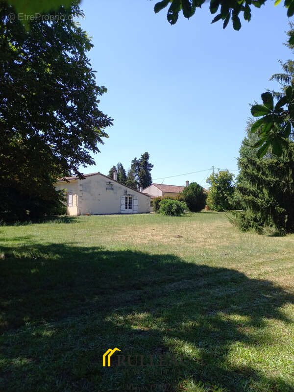 Maison à SAINT-CHRISTOLY-DE-BLAYE