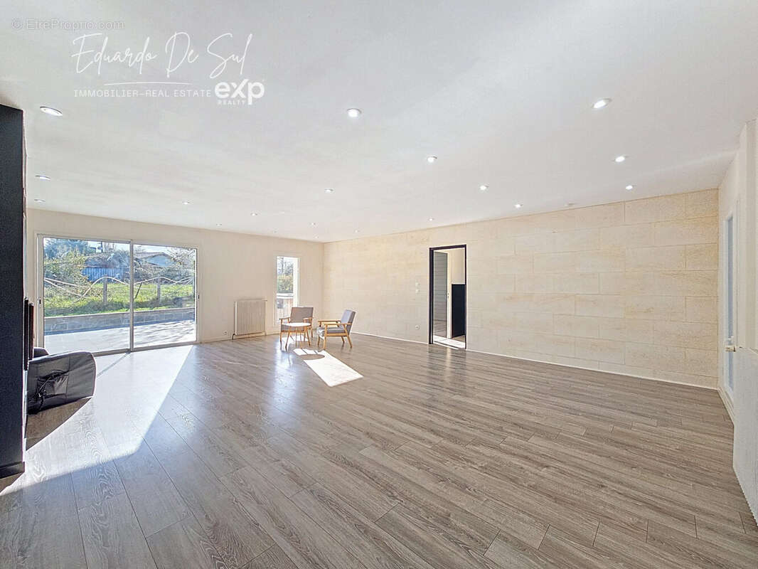 Maison 161 m² à Galgon  - photo 6