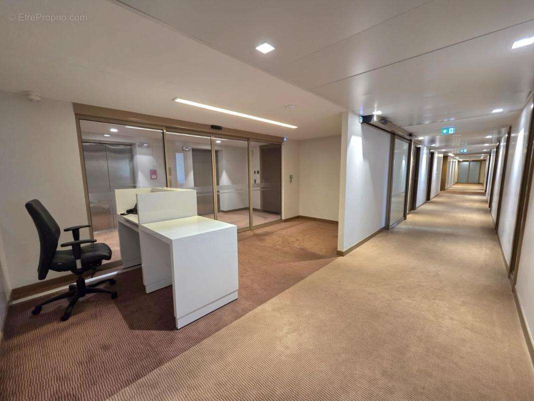 Bureaux d'exception 1630m² - Vue panoramique Paris - 27 parkings - photo 11