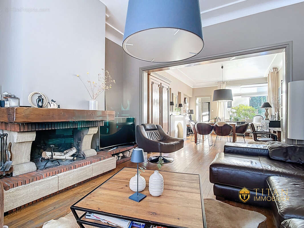 Maison de caractère de plus de 543 m² avec local commercial, garage et grand jardin  Secteur Coudekerque-Branche. Titan immobilier - Maison à COUDEKERQUE-BRANCHE