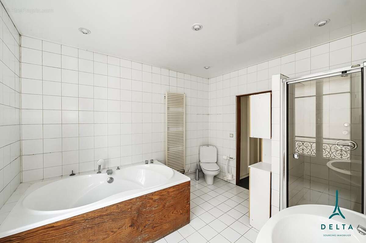 Salle de bain avec WC (douche + baignoire)