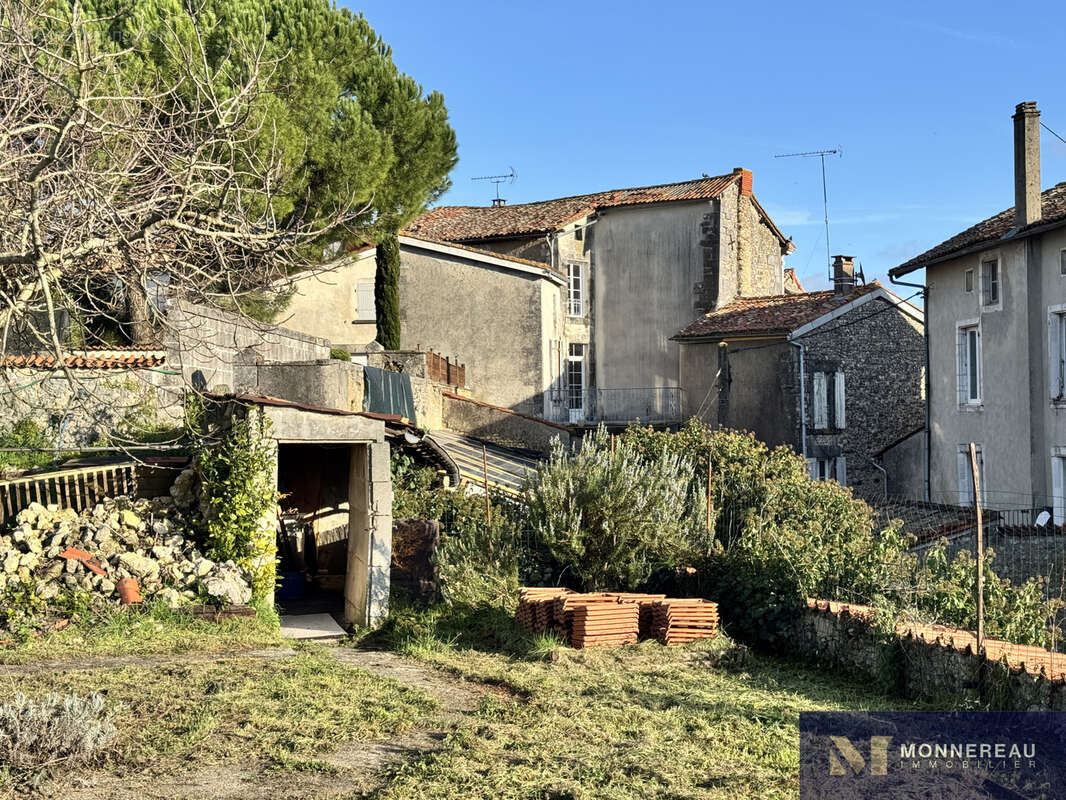 Maison à BARBEZIEUX-SAINT-HILAIRE