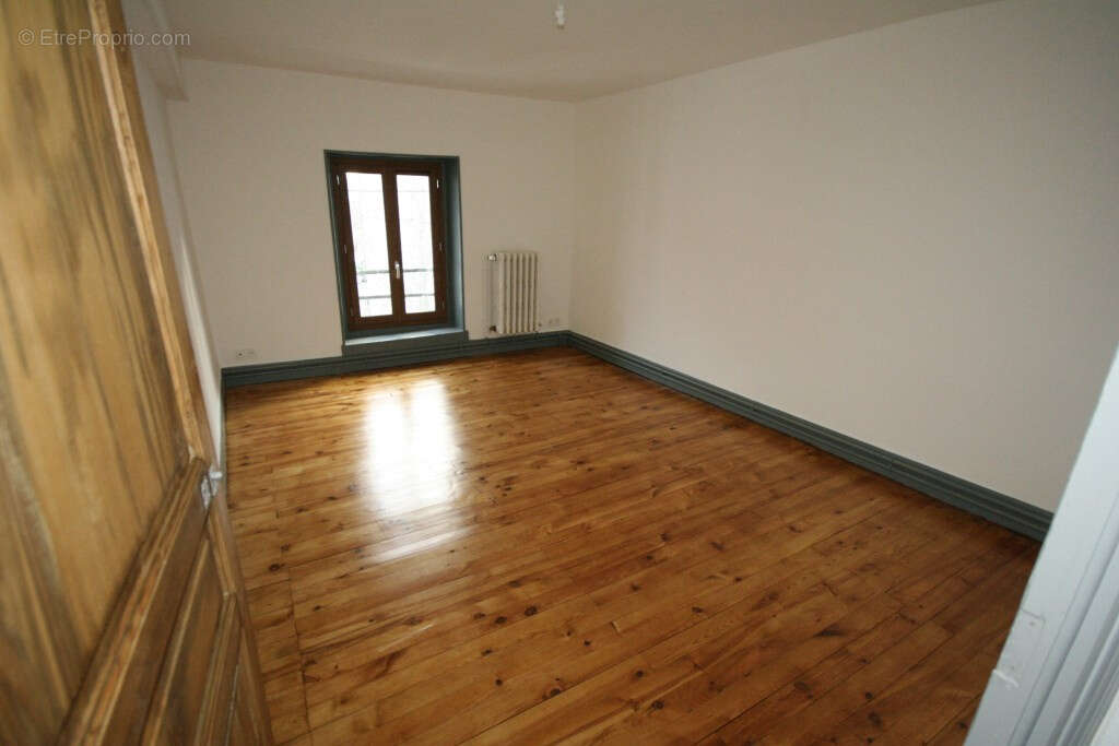 Appartement à COMBRONDE