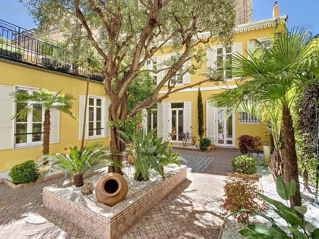 Cannes - rue d'antibes - villa avec patio - photo 2