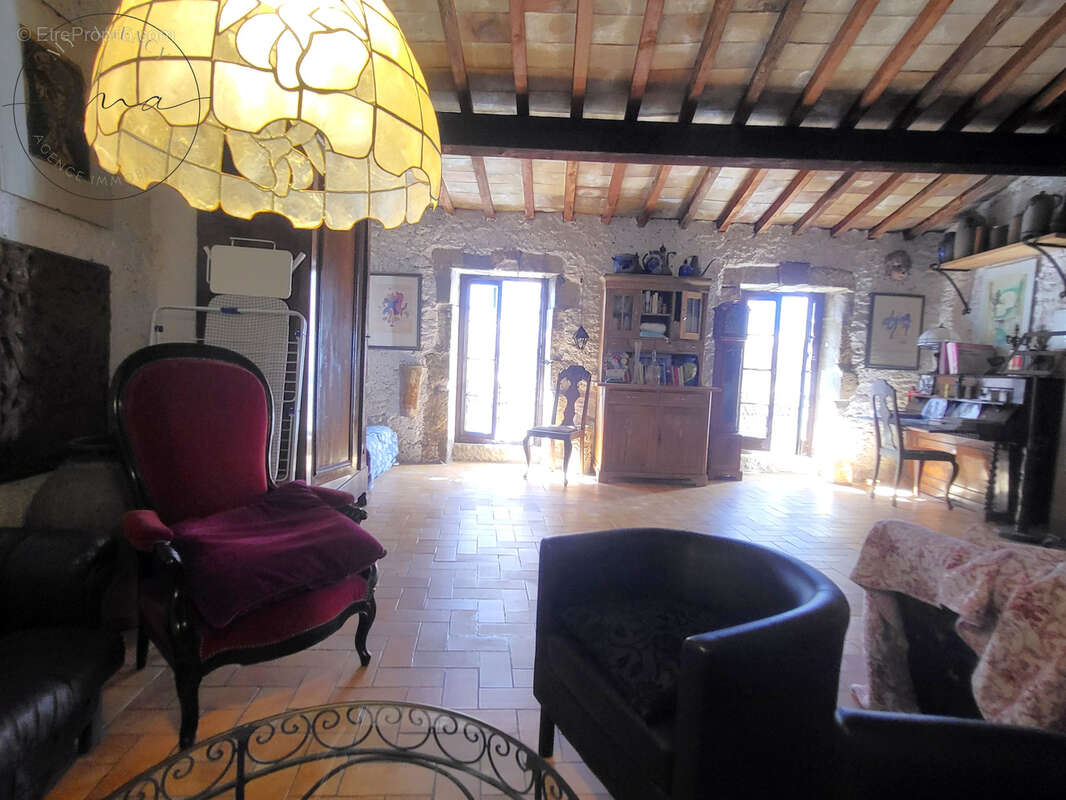 Caux - Charmante maison de village, 4 pièces, 2 chambres, située à 2 pas du centre du village, beau potentiel - photo 2